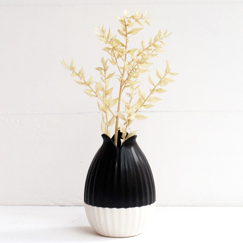 Blumenvase Rillen schwarz/weiß Scandi 2