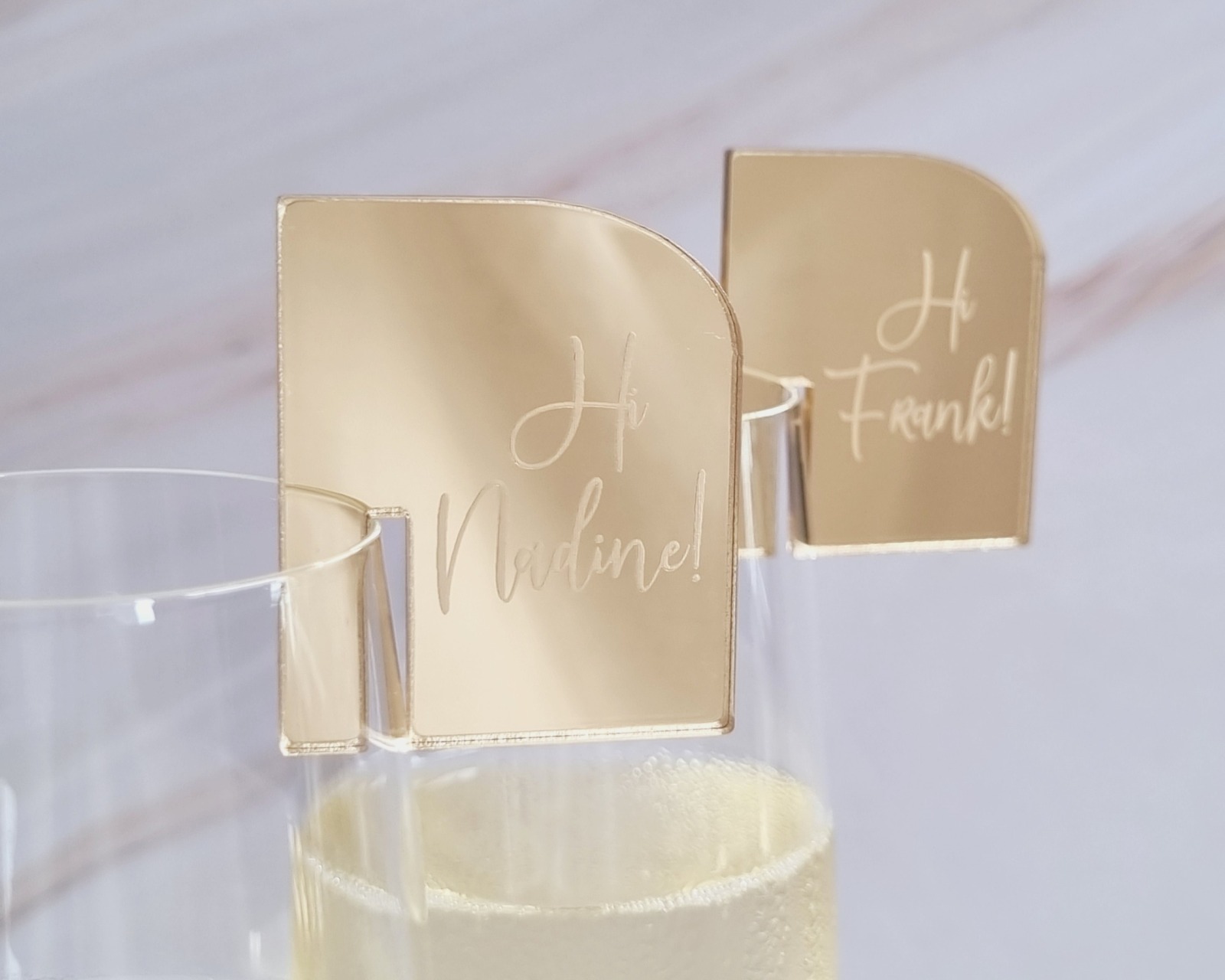 personalisierbare &amp; edle Glasmarkierer aus Spiegelacryl für Deine perfekte Hochzeitsfeier