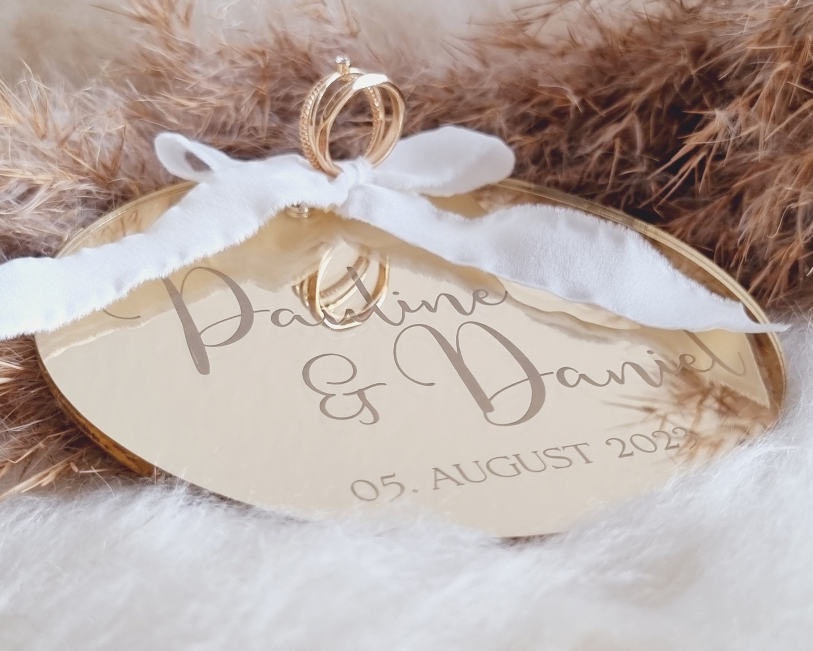 Einzigartiges Hochzeitsaccessoire: Personalisierter Ringträger aus Spiegelacryl mit hochwertigem