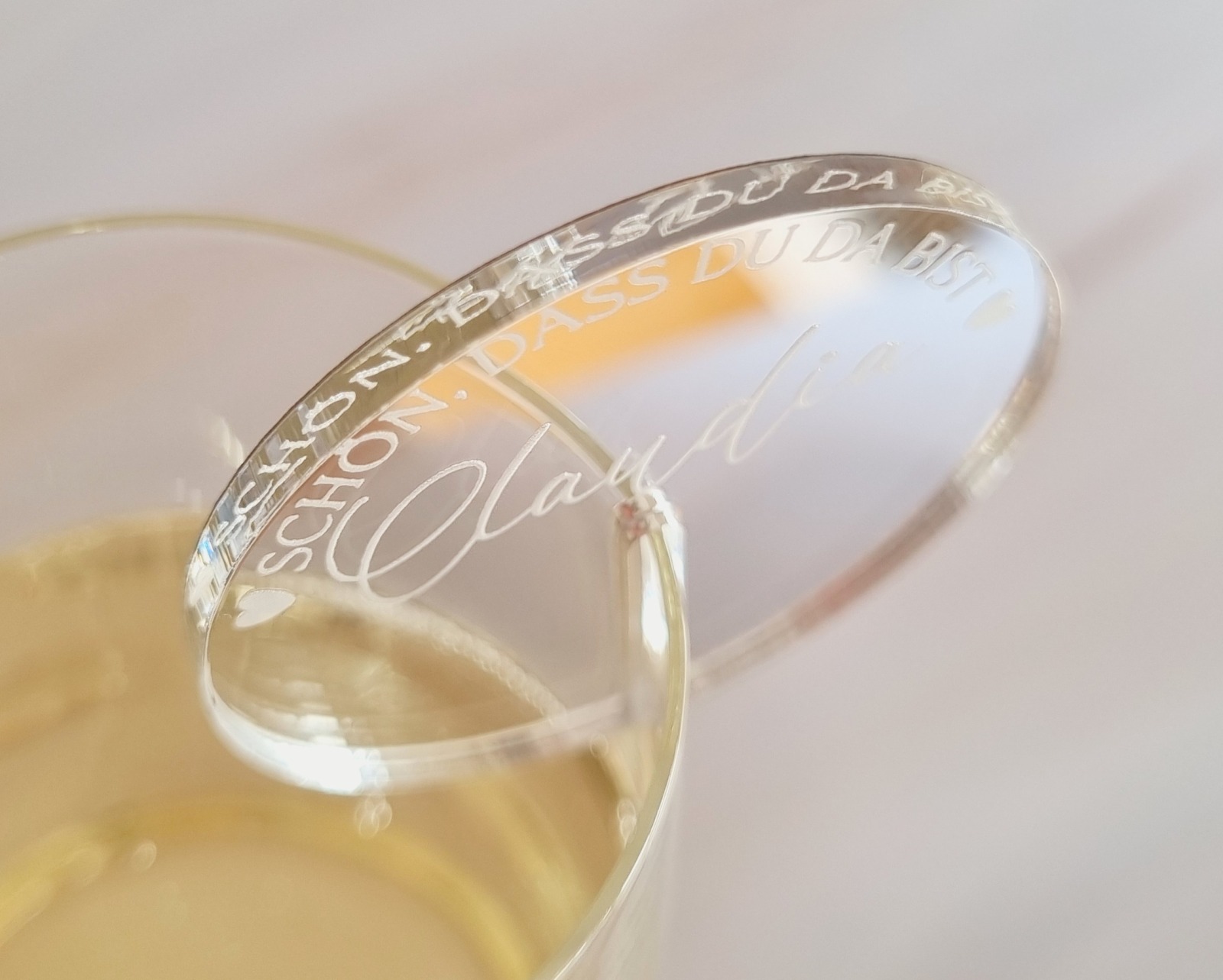 personalisierte Glasanhänger für Sektglas aus Spiegelacryl 3