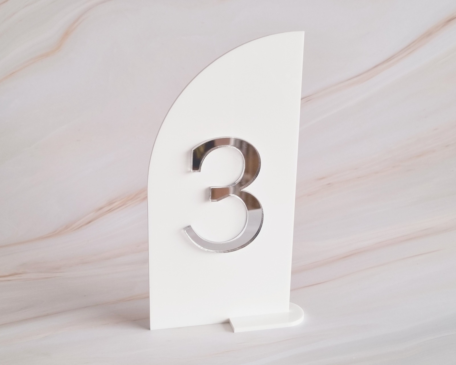 Hochwertige Tischnummer für stilvolle Hochzeitsdekoration - Schlichtes und modernes Design 5