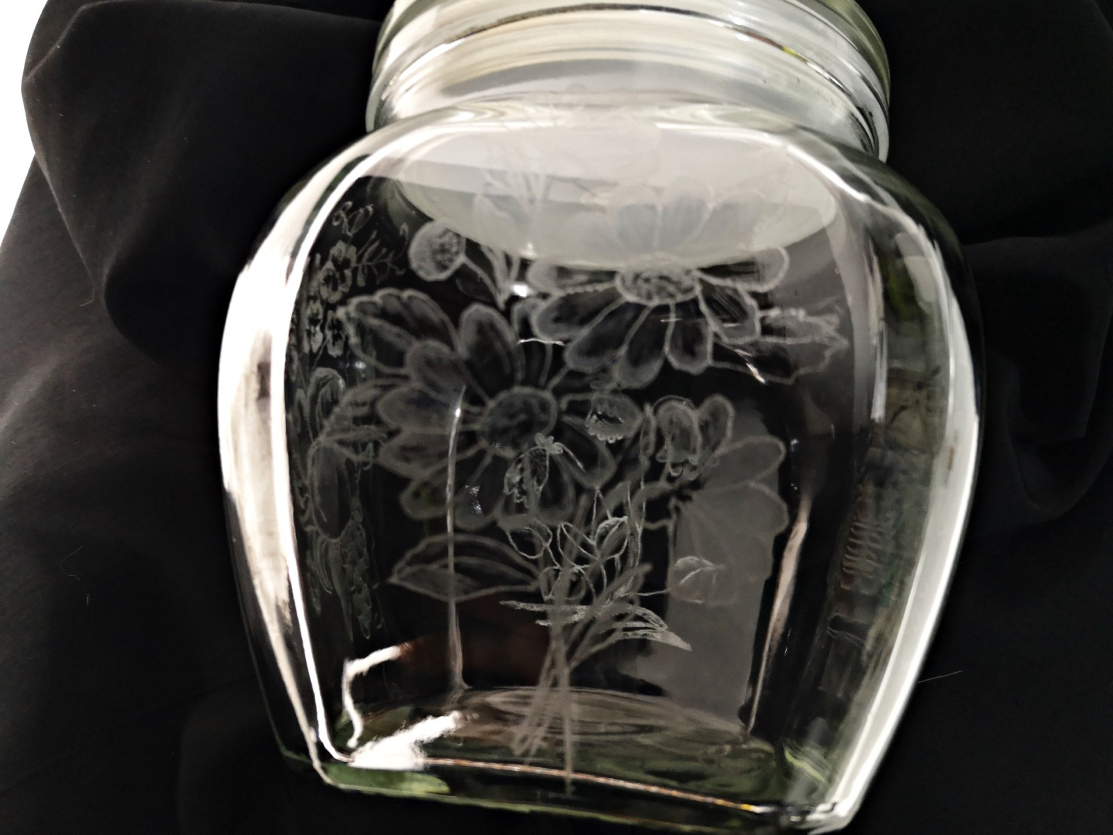 altes Vorratsglas mit geätztem Blumenmotiven und Pfropfen-Deckel 5