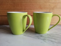 2 grüne Kaffeebecher