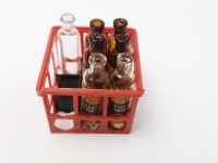 7 Miniatur Bierflaschen mit Kiste 8