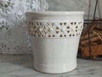 kleiner Blumentopf aus Keramik mit Edelweiß Dekor / Übertopf in weiß / Keramik Übertopf