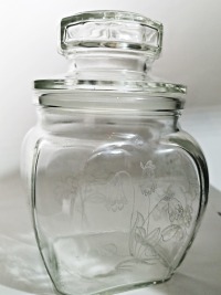 altes Vorratsglas mit geätztem Blumenmotiven und Pfropfen-Deckel