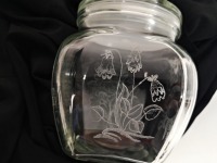 altes Vorratsglas mit geätztem Blumenmotiven und Pfropfen-Deckel 3