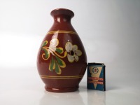 Vintage Keramikvase mit Bauernmalerei 7