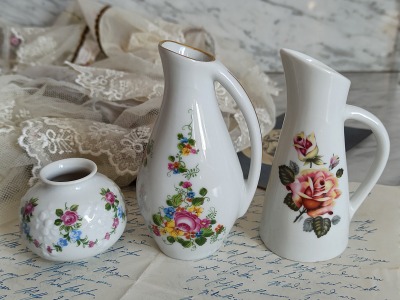 kleine Vintage Vasen - 3 kleine Vasen im Set / Vintage Vasen Konvolut in Weiß mit Blumendekor
