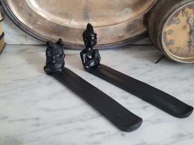 2 Räucherstäbchenhalter Buddha - Raucherstäbchenbrettchen aus Kunststein