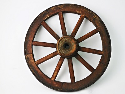 altes Wagenrad aus Holz - Speichenrad / Holzrad / rustikale Gartendeko / Ø 36 cm