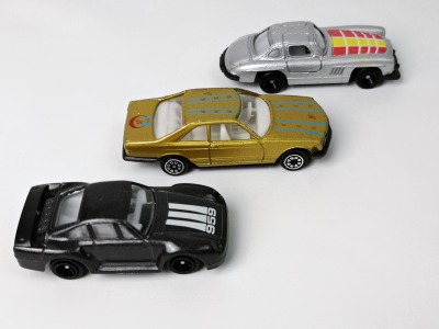 3 kleine alte Spielzeugautos - Modellauto / Mercedes Benz / Porsche 959
