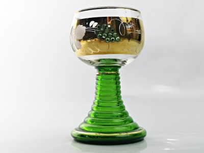 Vintage Römerglas mit grünen Strasssteinen - Weinglas mit Golddekor und grünem Trompentenfuß