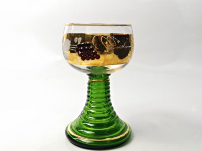 Vintage Römerglas mit roten Strasssteinen - Weinglas mit Golddekor und grünem Trompentenfuß