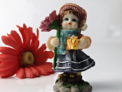 Süßes Blumenmädchen aus Kunstharz / Resin - kleine Deko Figur aus Steinharz