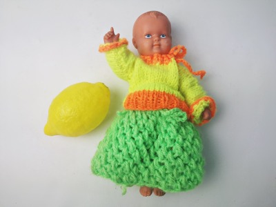 kleine Puppe mit gestrickter Bekleidung - Babypuppe / 21cm