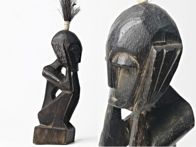 geschnitzte Holzfigur / Afrikanische Skulptur - Der Denker / Holzschnitzerei
