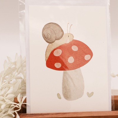Hej Hanni Postkarte - Pilz mit Schnecke - hochwertige Postkarte mit Umschlag