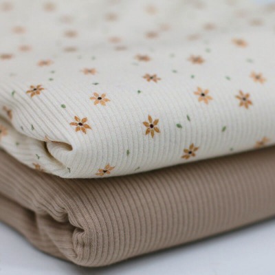 Babyripp Jersey Stoff aus Baumwolle gemustert - kleine Streublümchen auf beige, ab 10 cm