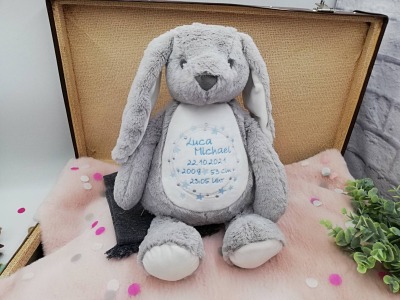 Kuscheltier mit Name, Stofftier Hase, personalisiert, bestickt, Blumen, Kranz, Mädchen, Junge,