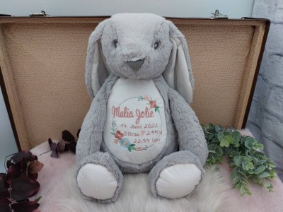 Kuscheltier Hase mit Name I Stofftier personalisiert I grau oder weiß I bestickt mit Geburtsdaten I
