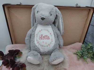 Kuscheltier mit Name, Stofftier Hase, personalisiert, bestickt, Blumen, Kranz, Mädchen, Junge,