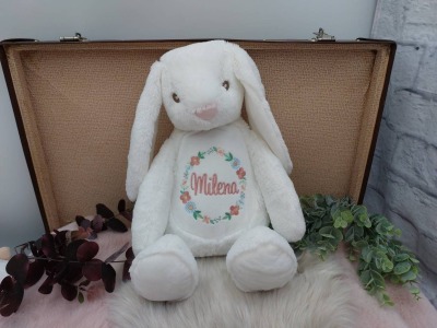 Kuscheltier mit Name, Stofftier Hase, weiß, personalisiert, Taufe, Blumen, Kranz, Mädchen,