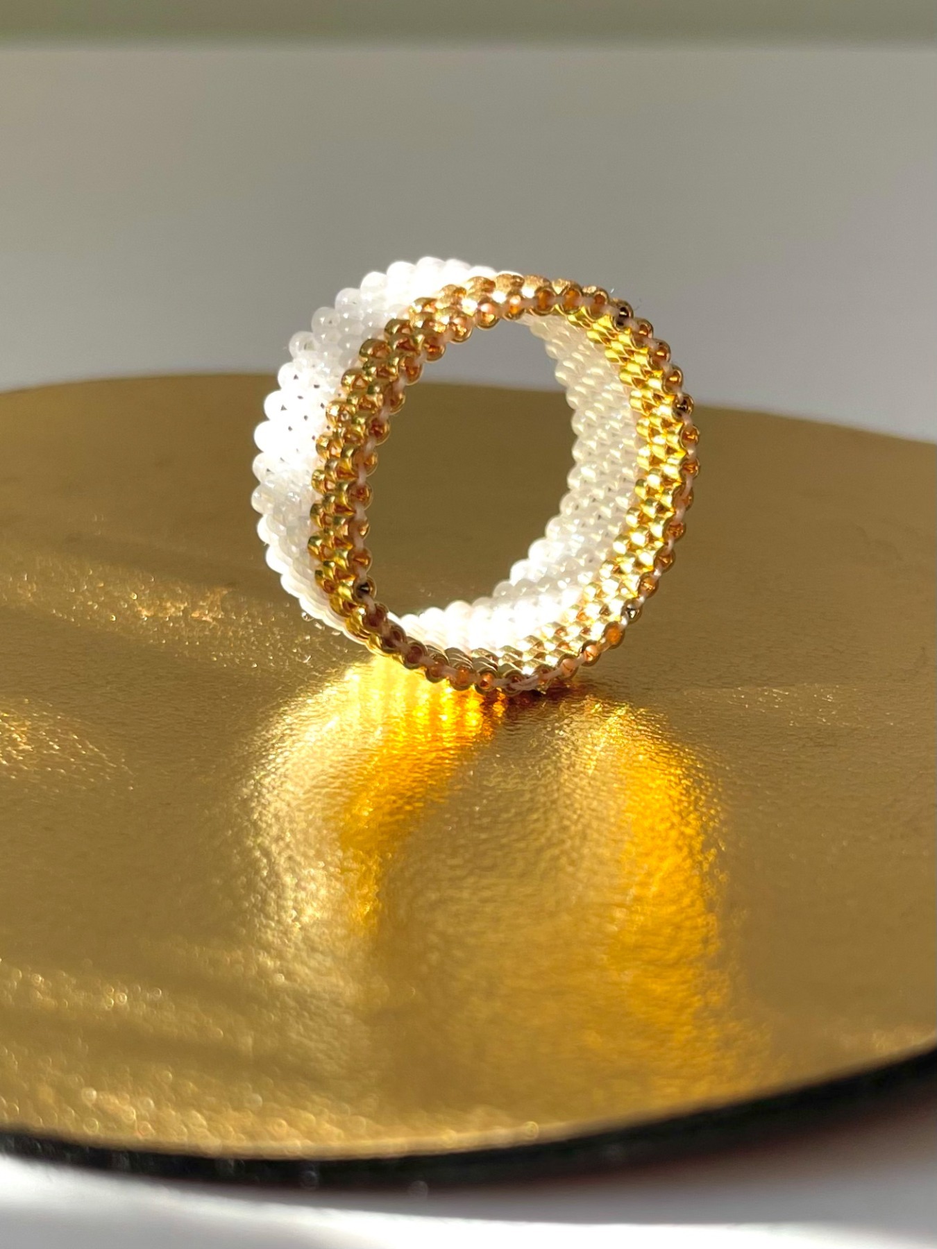 Glasperlen-Ring, Weiß und Gold 3