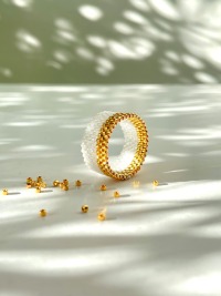 Glasperlen-Ring, Weiß und Gold