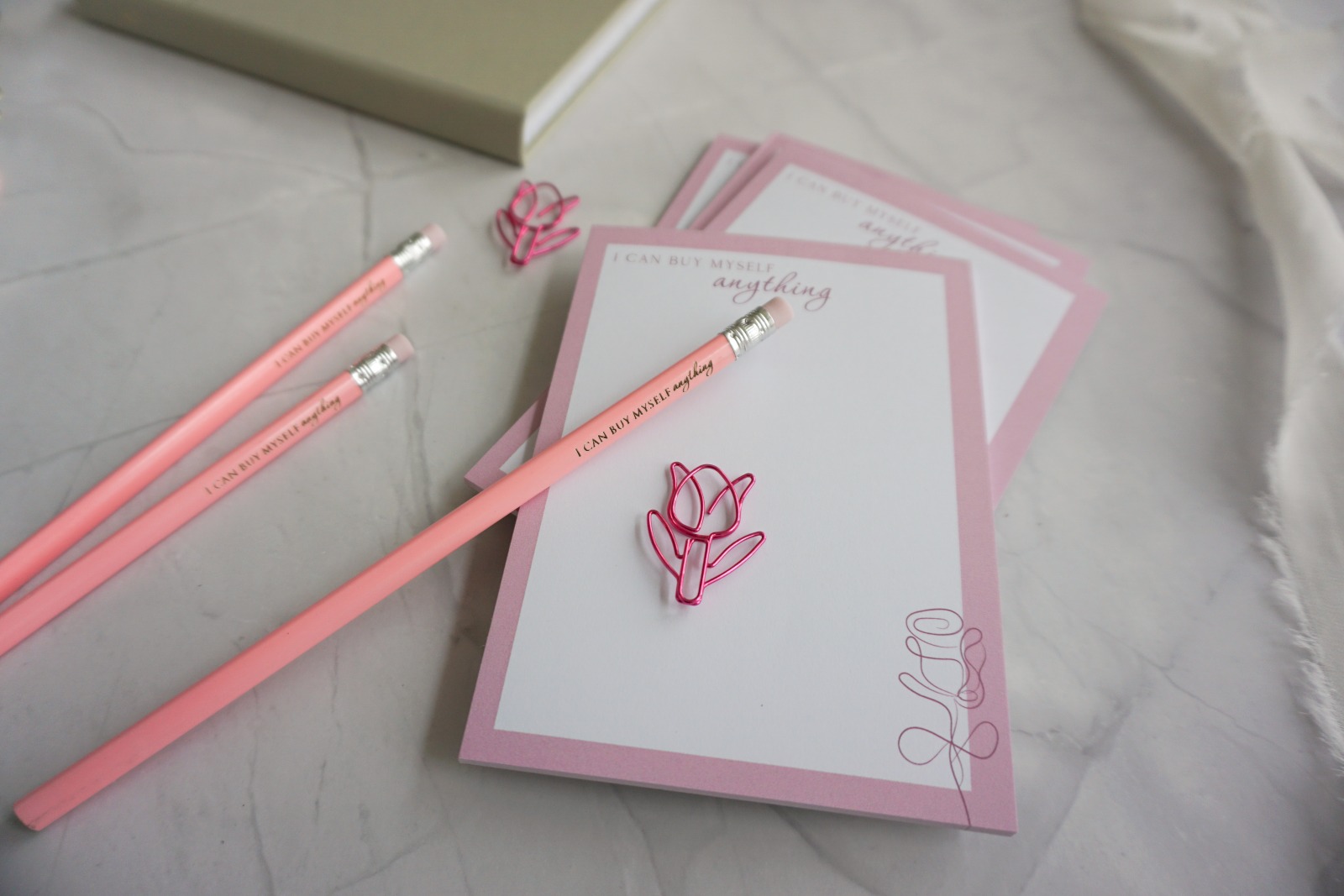 Notizblock mit passendem Stift &amp; hübscher Blumen Büroklammer in rosa und rosegold 4