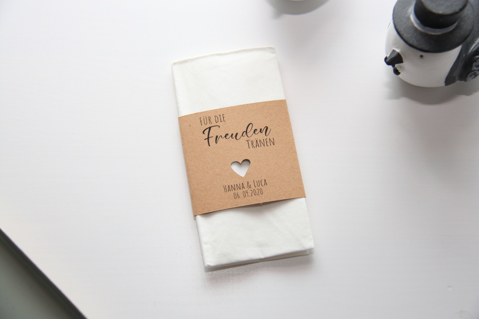 DIY Freudentränen Banderole für Taschentücher aus Kraftpapier mit Herzmotiv 5
