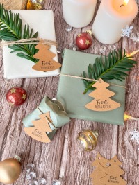 Weihnachtsanhänger in Tannenbaum Form: Frohe Weihnachten - aus Kraftpapier