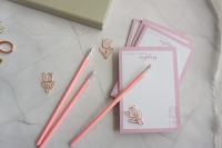 Notizblock mit passendem Stift &amp; hübscher Blumen Büroklammer in rosa und rosegold