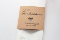 DIY Freudentränen Banderole für Taschentücher aus Kraftpapier mit Herzmotiv 2