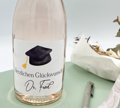 personalisierte Flaschenetiketten mit Doktorhut - perfekt als Geschenkaccessoire zum Abschluss