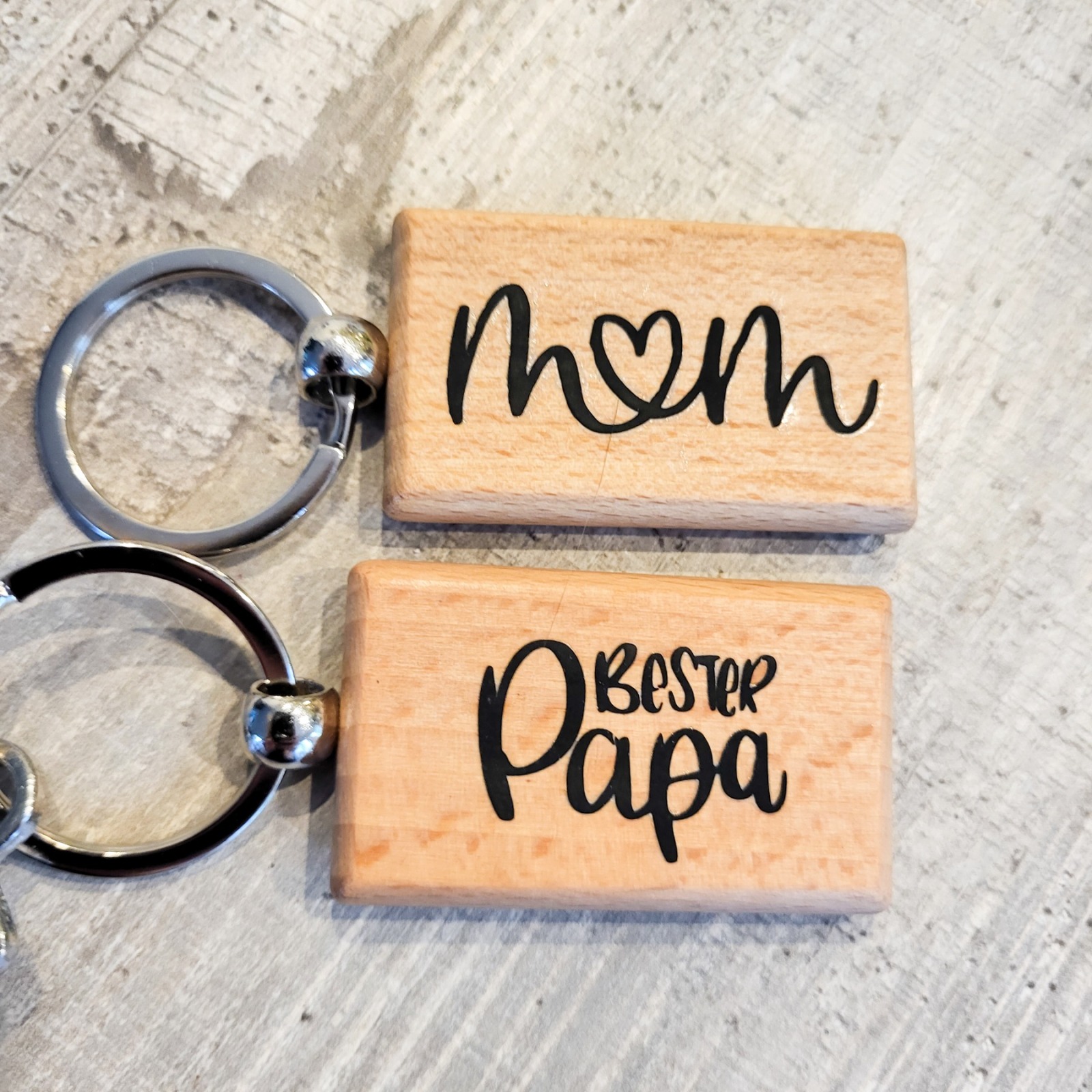 Schlüsselanhänger aus Holz, Geschenk zu Muttertag/ Vatertag