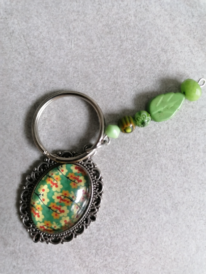 Schlüsselanhänger, mit Perlen und Amulett, silberfarben und grün
