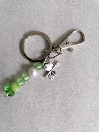 Schlüsselanhänger mit Perlen, Karabiner, und Charm Vogel, silberfarben