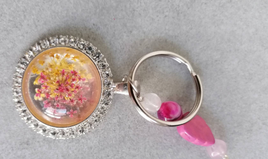 Schlüsselanhänger, mit Perlen und Amulett, silberfarben, Blume