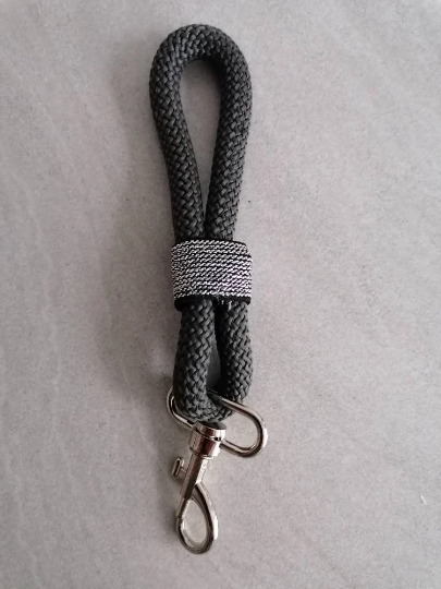 Schlüsselband, aus grauem Segelseil und Glitzerband, 18 cm