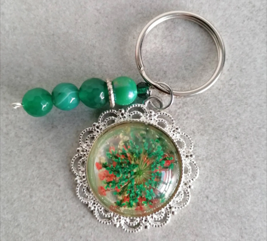 Schlüsselanhänger, mit Perlen und Amulett, silberfarben, grün