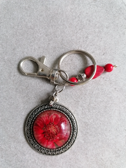Schlüsselanhänger, mit Perlen, Amulett und Karabiner, silberfarben, rot