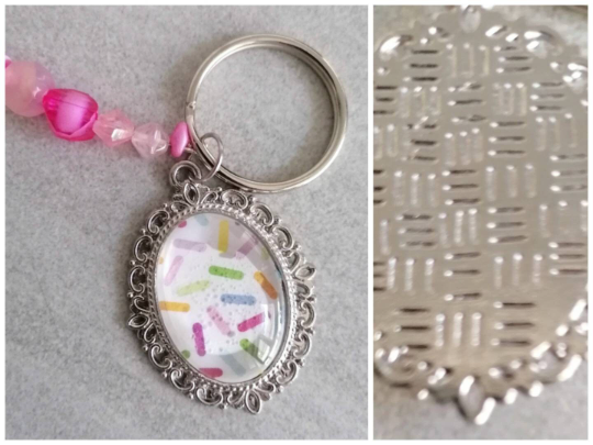 Schlüsselanhänger, mit Perlen und Amulett, silberfarben