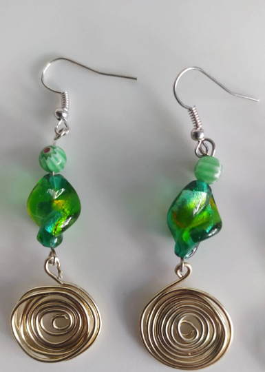 Ohrringe aus Draht mit Perlen, grün