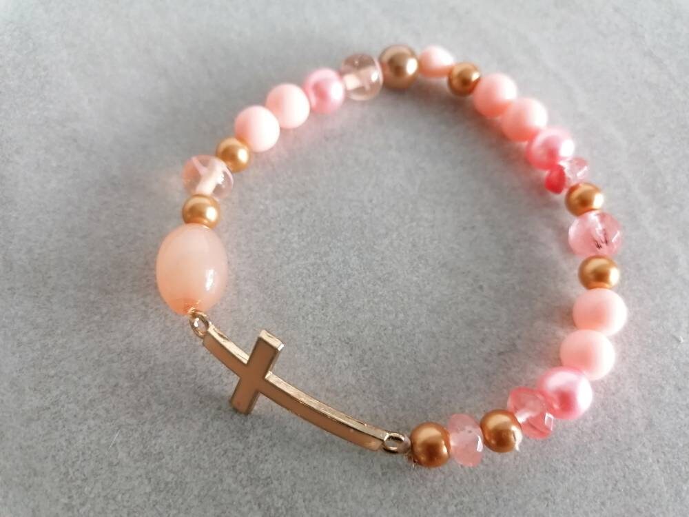 Perlenarmband rosa mit goldfarbenen Kreuz 20 cm