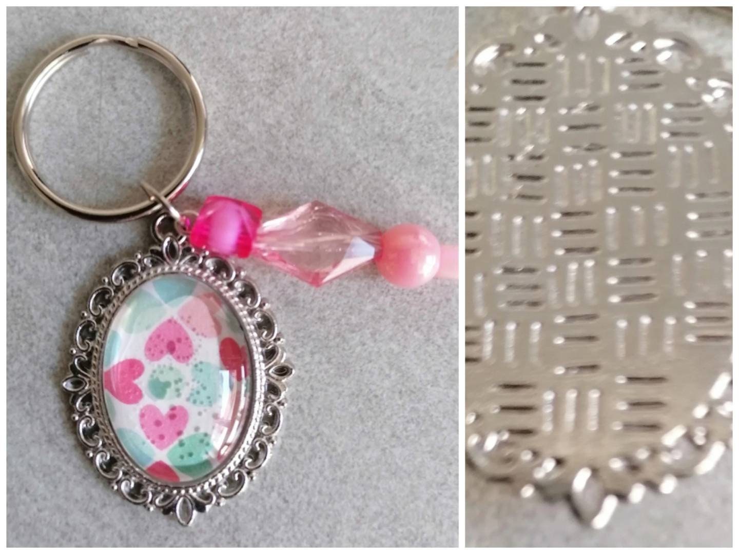 Schlüsselanhänger mit Perlen und Amulett silberfarben