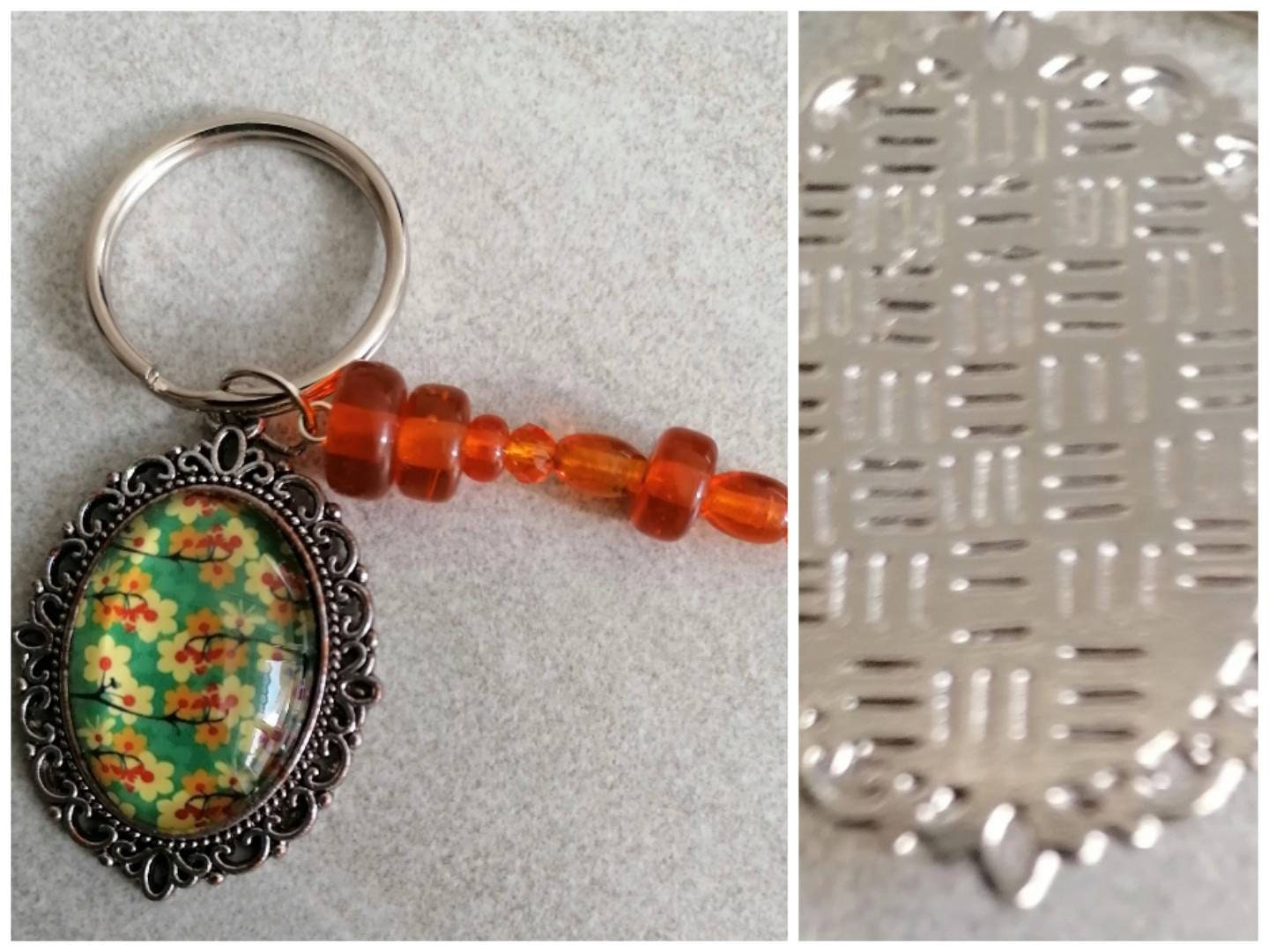 Schlüsselanhänger mit Perlen und Amulett silberfarben 2