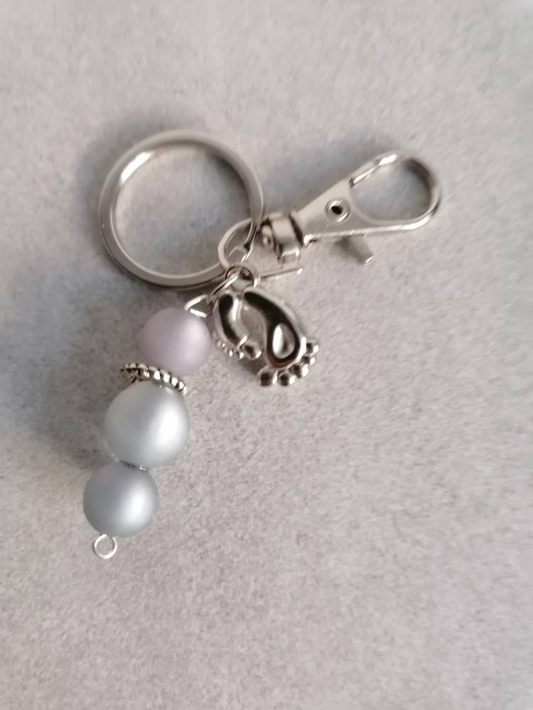 Schlüsselanhänger mit Perlen Karabiner Charm und Amulett silberfarben