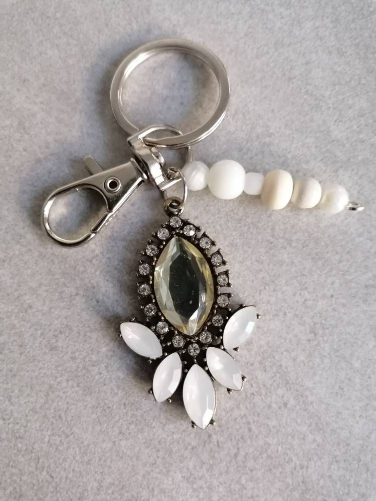 Schlüsselanhänger mit Perlen Karabiner Charm und Amulett silberfarben 3