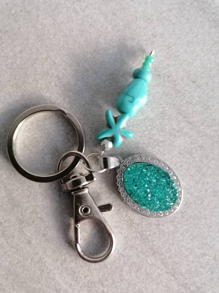 Schlüsselanhänger mit Perlen Karabiner Charm und Amulett silberfarben 4